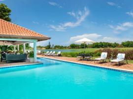 Los Lagos 19- Golf and Lake View 5-Bedroom Villa，位于拉罗马纳国际机场 - LRM附近的酒店