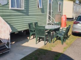 Inviting 3-Bed Caravan in Porthcawl，位于波斯考尔的酒店