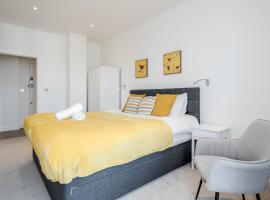 Top Floor Luxury 2 Bedroom St Albans Apartment - Free WiFi，位于圣奥尔本斯的豪华酒店