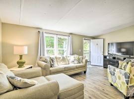 Cozy House with Huge Yard about 16 Mi to Fort Bragg，位于Lillington的酒店