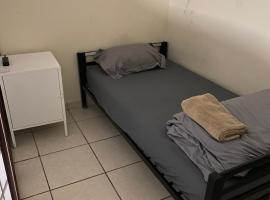 Private Cubicle - Single Bed - Mixed Shared Dorm - MIAMI AIRPORT，位于迈阿密的酒店