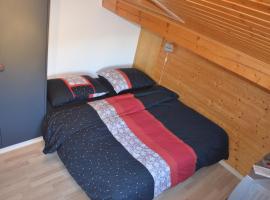 Logement chez l'habitant étage indépendant，位于格荣的酒店