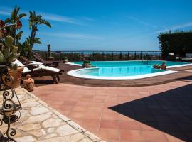 Villa Carly Taormina apartment with private pool，位于特拉皮泰罗的酒店