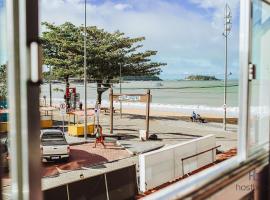 Apto a beira mar no Centro - WIFI 200MB - TV Smart - Cozinha equipada - Portaria 24h - Ar condicionado，位于里约达欧特拉斯Joana Beach附近的酒店