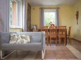 Happy Bison - a 5 bedroom house with a garden