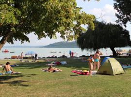 Happy Camp mobile homes in BalatonTourist Füred Camping & Bungalows，位于巴拉顿菲赖德的露营地