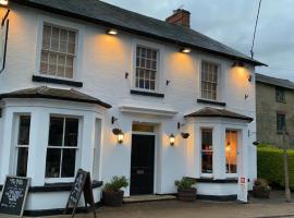 The Fox and Hounds，位于惠特尔伯里的酒店