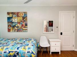Costa Mesa Homestay - Private Rooms with 2 Shared Baths and Hosts Onsite，位于科斯塔梅萨Orange County Fairgrounds附近的酒店