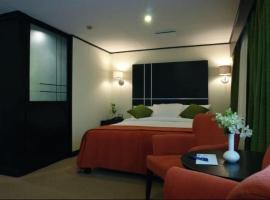 TUT& HOTP HOTELS，位于Al Ḩamrāʼ的酒店