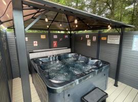 Pheasant's Hollow - 2 bed hot tub lodge with free golf, NO BUGGY，位于Swarland的度假屋