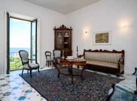 Amalfi Coast Family Luxury Suite，位于维耶特里的酒店