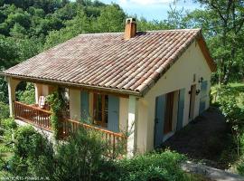 Villa Domaine Liberté avec prairie et forêt au bord d'une rivière en Ardèche，位于Silhac的酒店