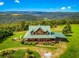 Lodge at OZK Ranch- Incredible mountaintop cabin with hot tub and views，位于Compton的度假屋