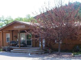 River Falls Lodging -Black Hills, South Dakota，位于温泉城的度假屋