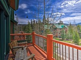 Steps to Gondola! Hot Tub Haven in Breckenridge，位于布雷肯里奇的酒店