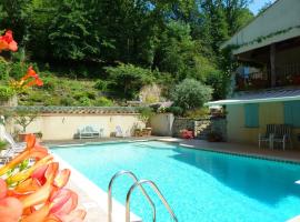 Mille Fleurs a romantic enchanting renovated luxury Bastide with shared pool，位于卡斯特尔的酒店
