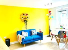 Modern townhouse, Sleeps 4 with parking