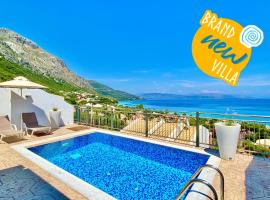 Luxury Villa Akti Barbati 2 with private pool，位于Ano Pyrgi的豪华酒店