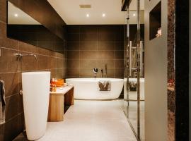 Eurobody Privéwellness voor 2 met jacuzzi - Unit 2，位于蒂尔特的酒店