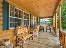 Porch, Fire Pit and Valley Views Blakely Cabin!，位于Blakely的酒店