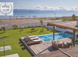 Sun 'n Chill, Boutique Apartments & Beach Villa，位于Melíkia的带按摩浴缸的酒店