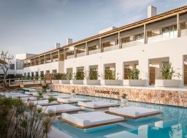 Lago Resort Menorca - Suites del Lago Adults Only，位于卡兰博希的带按摩浴缸的酒店