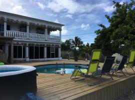 Arms of Charms Guesthouse，位于Sandy Bay的酒店