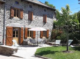 CHARMANTE MAISON A LA CAMPAGNE AU COEUR DES PREMIERS VOLCANS，位于Mézères的酒店