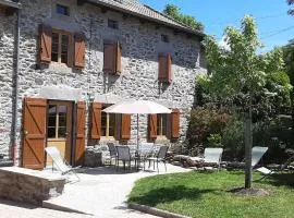 CHARMANTE MAISON A LA CAMPAGNE AU COEUR DES PREMIERS VOLCANS
