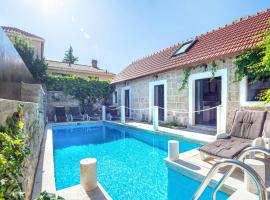 Nice Home In Sinj With Jacuzzi, Wifi And Outdoor Swimming Pool，位于锡尼的酒店