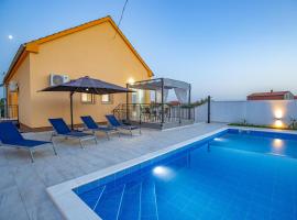 Villa Family and Friends private heated pool with jacuzzi，位于扎达尔的酒店
