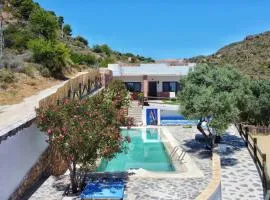 Villa for 4 with feature pool & great reviews
