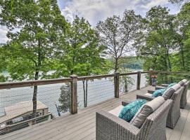Inviting Family Abode with Dock on Norris Lake!，位于Caryville的酒店