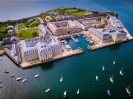 ROYAL WILLIAM YARD Luxury Apartments at "THE BRUCE" - a FAMILY APARTMENT with king Bed, Triple Bunk Cabin & Sofa Bed - or SMALL DELUXE STUDIO twin bed mezzanine over King Bed - PRIVATE connecting lobby so BOOK BOTH For LARGER GROUPS - FREE ONSITE PARKING