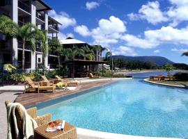 蓝湖度假村，位于三一海滩的公寓式酒店