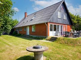 12 person holiday home in Aakirkeby，位于奥基克比的酒店