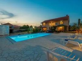 Holiday Home in Lisicic with Pool
