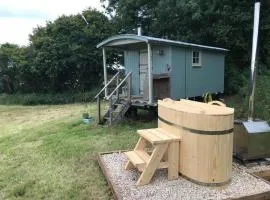 1 Bed Shepherds Hut - Sleeps 2 -Wood Fired Hot Tub
