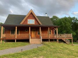 Spacious luxurious log cabin near Cooperstown NY，位于奥尼昂塔的别墅