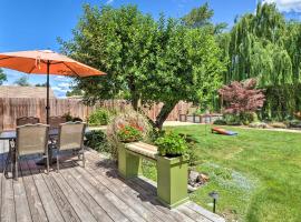 Central Medford Family Retreat with Large Yard!，位于梅德福的酒店