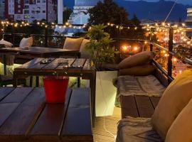 The Rooftop Hostel，位于斯库台的酒店