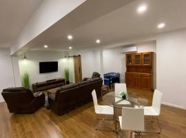 Spacious, Contemporary and Self-Contained with Beautiful Views，位于金斯顿的酒店