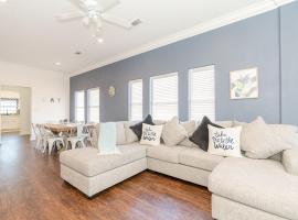 Beyond the Blue Fabulous Beach House close to Seawall and Pleasure Pier，位于加尔维斯敦的酒店