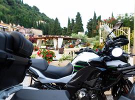 亚德里亚度假酒店，位于托斯科拉诺-马德尔诺的酒店