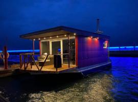 Cozy Floating house with sauna，位于塔林的酒店