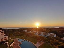V. Lona: beautiful duplex with a stunning seaview，位于埃斯·梅卡达尔的带泳池的酒店