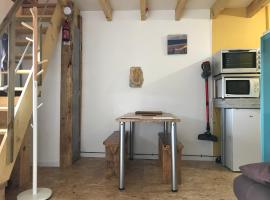 Studio privé avec cuisine sdb et terrasse privés，位于Saint-Sever的低价酒店