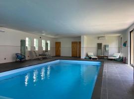 Superbe studio privée au calme avec piscine et spa，位于Sailly-lès-LannoyThe Open Air Museum, Villeneuve-d'Ascq附近的酒店