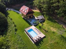 Rustic retreat with pool počitnice na kozolcu，位于Sevnica的度假屋