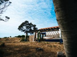 Soul Farm Algarve - Glamping & Farm Houses，位于阿尔热祖尔卡耐尔海滩冲浪点附近的酒店